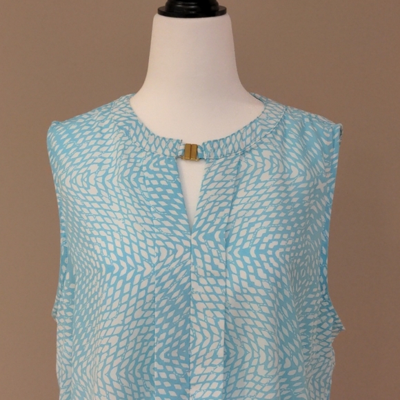 Gorgeous Light Blue Sleeveless Top - Picture 3 of 4